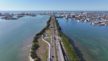 Clearwater Skyline, Florida 'da, ABD' de. Plaj manzarası. Liman Koyu Sahnesi. Şehir merkezinde. Clearwater Skyline, Florida 'da, ABD' de. İnanılmaz Şehir Manzarası.