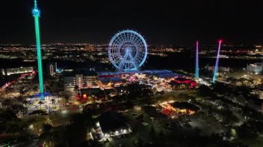 Orlando Eye at Orlando, Florida Birleşik Devletleri. Aydınlatılmış dönme dolap. Uluslararası Sürüş. Gece Şehri Sahnesi. Florida Birleşik Devletleri. Orlando 'nun Orlando' daki Gözü, Florida Birleşik Devletleri.