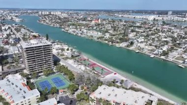 Saint Pete Plajı, St. Petersburg, Florida Birleşik Devletleri. Plaj manzarası. Şehir merkezinde. Çarpıcı şehir manzarası. Saint Pete Plajı, St. Petersburg, Florida Birleşik Devletleri. Doğa Panoramik.