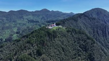 Cundinamarca Kolombiya 'daki Bogota' daki Virgen De Guadalupe Sığınağı. Bakire Guadalupe Peyzajı. Din geçmişi. Bogota Cundinamarca Kolombiya 'da. Kilise Havacılık Manzarası. Tarihi eser heykeli.