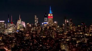 New York, New York Skyline 'ın New York' taki gece silueti. Gece Şehri Peyzajı. Finans Bölgesi. New York Skyline, New York Birleşik Devletleri. Yüksek Binalar Manzarası.