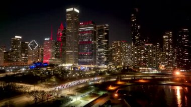 Chicago 'da Chicago' da Gece Skyline, Illinois Birleşik Devletleri. Şehir merkezinde aydınlandı. Gece Şehir Manzarası. Chicago Illinois Birleşik Devletleri 'nde. Chicago Şehri Bölgesi. Şehir Skyline Sahnesi.