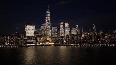 New York 'un New York şehir merkezinin Manhattan' daki gece manzarası. Gece Şehir Manzarası. Şehir merkezinde aydınlandı. New York 'un merkezinde, New York' ta. Empire State Binası.