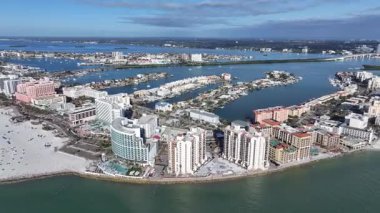 Clearwater Skyline, Florida 'da, ABD' de. Şehir Plajı. Bay Water Sahnesi. Şehir merkezinde. Clearwater Skyline, Florida 'da, ABD' de. Huzurlu Manzara.