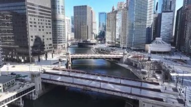 Chicago Riverwalk, Chicago, Illinois, ABD. Şehir merkezinde. Metropolis Manzarası. Illinois 'de Chicago Sahil Yolu. Finans Bölgesi. Çarpıcı Şehir Manzarası.
