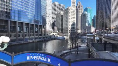 Chicago Riverwalk, Chicago, Illinois, ABD. Highrise Binaları Sahnesi. Metropolitan Şehri. Illinois 'de Chicago Sahil Yolu. Chicago şehir merkezi. Şehir Gökyüzü Görünümü.