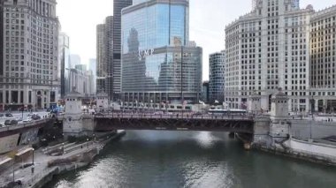 Michigan Bulvarı Chicago, Illinois, ABD. Highrise Binaları Sahnesi. Günbatımı Şehri. Illinois 'de Michigan Bulvarı. İş Bölgesi. Şehir Gökyüzü Görünümü.