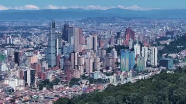 Kolombiya 'nın başkentinde Bogota Skyline. Metropolis Merkez Bölgesi. Çarpıcı şehir manzarası. Ofis binaları. Kolombiya 'nın başkentinde Bogota Skyline. Gökdelenler Sahnesi. Açık hava Skyline.