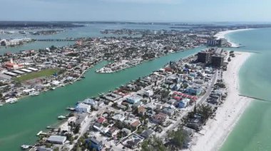 Saint Pete Plajı, St. Petersburg, Florida Birleşik Devletleri. Plaj manzarası. Şehir merkezinde. Çarpıcı şehir manzarası. Saint Pete Plajı, St. Petersburg, Florida Birleşik Devletleri. Doğa Panoramik.