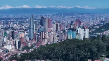 Cundinamarca Kolombiya 'daki Bogota' da Bogota Skyline. Şehir merkezindeki şehir manzarası. Kurumsal Binalar Arkaplanı. Bogota Cundinamarca Kolombiya 'da. High Rise Binaları. İş Bölgesi.