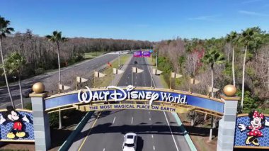 Florida, Orlando 'daki Disney Springs Portal' ı. Sihirli Krallık Girişi. Walt Disney Sahnesi. Highway Yolu Sahnesi. Florida, Orlando 'daki Disney Springs Portal.