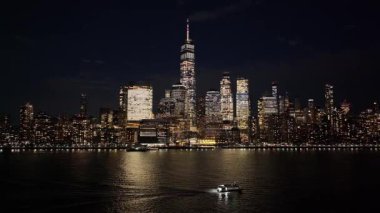 New York, New York Skyline 'ın New York' taki gece silueti. Gece Şehri Peyzajı. Finans Bölgesi. New York Skyline, New York Birleşik Devletleri. Yüksek Binalar Manzarası.