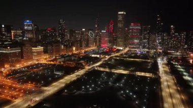 Chicago 'daki Night Skyline. Illinois, ABD' deki Chicago 'da. Highrise Binaları Peyzajı. Renkli Gece Şehri. Chicago Illinois Birleşik Devletleri 'nde. Çarpıcı şehir manzarası. Şehir Merkezi Manzarası.