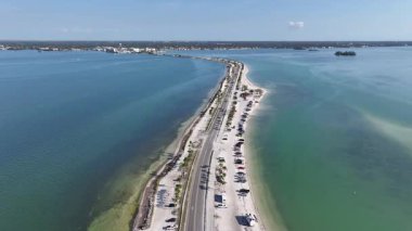 Florida 'daki Clearwater Köprüsü' nde. Plaj manzarası. Coastal Yolu. Rıhtım otoyolu. Florida 'daki Clearwater Köprüsü..