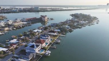 Florida 'daki Clearwater' da Sunrise Skyline. Gündoğumu Şehri. İnanılmaz bir şehir manzarası. Plaj manzarası. Florida 'daki Clearwater' da Sunrise Skyline. Huzurlu Günbatımı Gökyüzü.