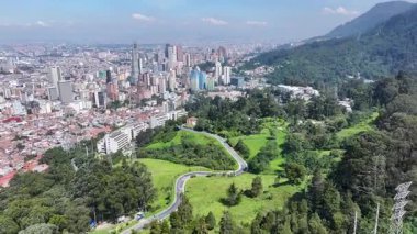 Kolombiya 'nın başkenti Bogota' da Bogota Skyline. Yüksek Binalar Peyzajı. Finans Bölgesi. Bogota, Kolombiya Bölgesi 'nde. Şehir merkezinde. Şehir Açık Hava.