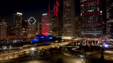 Chicago 'da Chicago' da Gece Skyline, Illinois Birleşik Devletleri. Şehir merkezinde aydınlandı. Gece Şehir Manzarası. Chicago Illinois Birleşik Devletleri 'nde. Chicago Şehri Bölgesi. Şehir Skyline Sahnesi.