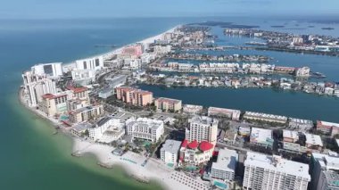 Clearwater Beach Skyline, Florida 'da, Clearwater' da. Plaj manzarası. Şehir merkezinde. Seyahat Manzarası. Clearwater Beach Skyline, Florida 'da, Clearwater' da. İnanılmaz Şehir Manzarası.