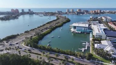 Clearwater Skyline, Florida 'da, ABD' de. Şehir Plajı. Bay Water Sahnesi. Şehir merkezinde. Clearwater Skyline, Florida 'da, ABD' de. Huzurlu Manzara.