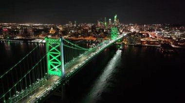 Philadelphia 'daki Cable Köprüsü, Amerika Birleşik Devletleri. City At Night Scene. Aydınlatılmış Köprü Manzarası. Pennsylvania 'daki Kablo Köprüsü. Benjamin Franklin Köprüsü.