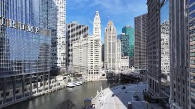 Chicago Riverwalk, Chicago, Illinois, ABD. Şehir merkezinde. Metropolis Manzarası. Illinois 'de Chicago Sahil Yolu. Finans Bölgesi. Çarpıcı Şehir Manzarası.