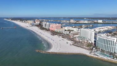 Clearwater Skyline, Florida 'da, ABD' de. Şehir Plajı. Bay Water Sahnesi. Şehir merkezinde. Clearwater Skyline, Florida 'da, ABD' de. Huzurlu Manzara.