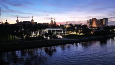 Tampa 'daki Tampa' daki Sunset Skyline Üniversitesi. Ortaçağ Arazisi. Renkli Günbatımı. Tampa Florida 'da, Birleşik Devletler. Üniversite Kampüsü Şehir Manzarası. Şehir Merkezi Manzarası.