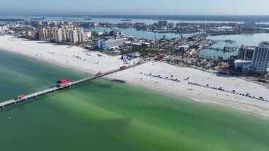 Clearwater Skyline, Florida 'da, ABD' de. Plaj manzarası. Şehir merkezinde. Çarpıcı şehir manzarası. Clearwater Skyline, Florida 'da, ABD' de. Sis Sabahı.