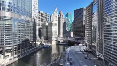 Chicago Riverwalk, Chicago, Illinois, ABD. Şehir merkezinde. Metropolis Manzarası. Illinois 'de Chicago Sahil Yolu. Finans Bölgesi. Çarpıcı Şehir Manzarası.