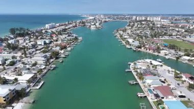 St. Pete Plajı, St. Petersburg, Florida Birleşik Devletleri. Plaj manzarası. Riverside Köyü. Çarpıcı şehir manzarası. St. Pete Plajı, St. Petersburg, Florida Birleşik Devletleri. Doğa Geniş Dönüşü.