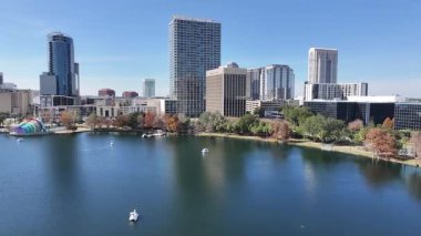Florida, Orlando 'daki Eola Parkı. Yüksek Binalar Peyzajı. Finans Bölgesi. Orlando Florida Birleşik Devletleri 'nde. Şehir merkezinde. Şehir Açık Hava.