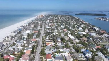 Clearwater Beach Skyline, Florida 'da, Clearwater' da. Plaj manzarası. Şehir merkezinde. Seyahat Manzarası. Clearwater Beach Skyline, Florida 'da, Clearwater' da. İnanılmaz Şehir Manzarası.