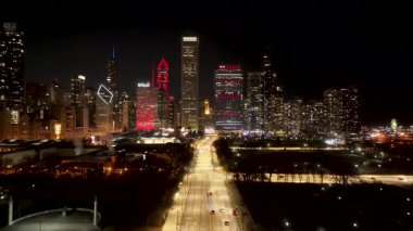 Chicago 'daki Night Skyline. Illinois, ABD' deki Chicago 'da. Highrise Binaları Peyzajı. Renkli Gece Şehri. Chicago Illinois Birleşik Devletleri 'nde. Çarpıcı şehir manzarası. Şehir Merkezi Manzarası.