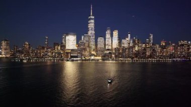 New York, New York Skyline 'ın New York' taki gece silueti. Gece Şehri Peyzajı. Finans Bölgesi. New York Skyline, New York Birleşik Devletleri. Yüksek Binalar Manzarası.