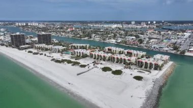 St. Pete Plajı, St. Petersburg, Florida Birleşik Devletleri. Plaj manzarası. Riverside Köyü. Çarpıcı şehir manzarası. St. Pete Plajı, St. Petersburg, Florida Birleşik Devletleri. Doğa Geniş Dönüşü.