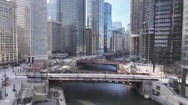 Chicago Riverwalk, Chicago, Illinois, ABD. Şehir merkezinde. Metropolis Manzarası. Illinois 'de Chicago Sahil Yolu. Finans Bölgesi. Çarpıcı Şehir Manzarası.