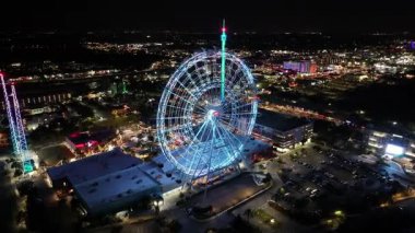 Orlando Eye at Orlando, Florida Birleşik Devletleri. Aydınlatılmış dönme dolap. Uluslararası Sürüş. Gece Şehri Sahnesi. Florida Birleşik Devletleri. Orlando 'nun Orlando' daki Gözü, Florida Birleşik Devletleri.