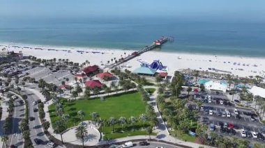 Clearwater Skyline, Florida 'da, ABD' de. Plaj manzarası. Şehir merkezinde. Çarpıcı şehir manzarası. Clearwater Skyline, Florida 'da, ABD' de. Sis Sabahı.