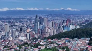 Kolombiya 'nın başkentinde Bogota Skyline. Metropolis Merkez Bölgesi. Çarpıcı şehir manzarası. Ofis binaları. Kolombiya 'nın başkentinde Bogota Skyline. Gökdelenler Sahnesi. Açık hava Skyline.