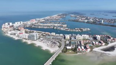 Clearwater Skyline, Florida 'da, ABD' de. Plaj manzarası. Şehir merkezinde. Çarpıcı şehir manzarası. Clearwater Skyline, Florida 'da, ABD' de. Sis Sabahı.