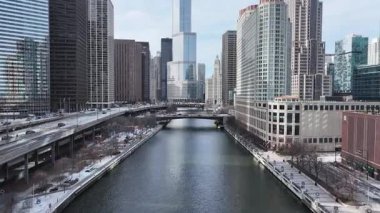 Chicago Riverwalk, Chicago, Illinois, ABD. Highrise Binaları Sahnesi. Metropolitan Şehri. Illinois 'de Chicago Sahil Yolu. Chicago şehir merkezi. Şehir Gökyüzü Görünümü.