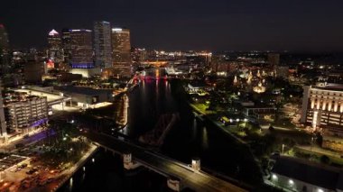 Tampa Skyline, Tampa, Florida Birleşik Devletleri. Şirket Binası Peyzajı. Aydınlatılmış gökdelen. Florida 'da Tampa Skyline. Trafik Şehir Manzarası. Şehir Merkezi Manzarası.