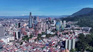 Cundinamarca Kolombiya 'daki Bogota Skyline. Şehir merkezi manzarası. Çarpıcı şehir manzarası. Ofis binaları. Cundinamarca Kolombiya 'daki Bogota Skyline. Gökdelenler Sahnesi. Açık hava Skyline.