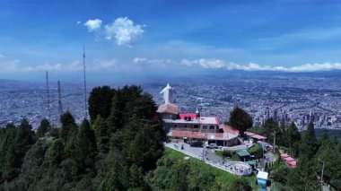 Cundinamarca Kolombiya 'daki Bogota' daki Virgen De Guadalupe Sığınağı. Bakire Guadalupe Peyzajı. Din geçmişi. Bogota Cundinamarca Kolombiya 'da. Kilise Havacılık Manzarası. Tarihi eser heykeli.