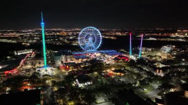 Florida, Orlando 'da dönme dolabı aydınlatmış. Renkli dönme dolap. Aydınlanmış Şehir. Gece Hayatı Manzarası. Florida 'da, Orlando' da Dönme dolabı aydınlatmış..