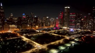 Chicago 'da Chicago' da Gece Skyline, Illinois Birleşik Devletleri. Şehir merkezinde aydınlandı. Gece Şehir Manzarası. Chicago Illinois Birleşik Devletleri 'nde. Chicago Şehri Bölgesi. Şehir Skyline Sahnesi.