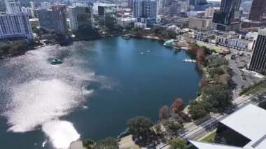 Orlando şehir merkezi, Florida Birleşik Devletleri. Metropolis Merkez Bölgesi. Çarpıcı şehir manzarası. Eola Park Sahnesi. Orlando şehir merkezi, Florida Birleşik Devletleri. Doğa Manzarası. Açık hava Skyline.