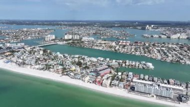 St. Pete Plajı, St. Petersburg, Florida Birleşik Devletleri. Plaj manzarası. Denizcilik geçmişi. Çarpıcı şehir manzarası. St. Pete Plajı, St. Petersburg, Florida Birleşik Devletleri. Doğa Panoramik.