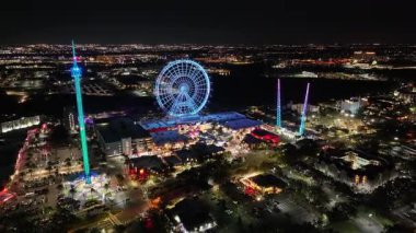 Orlando Eye at Orlando, Florida Birleşik Devletleri. Aydınlatılmış dönme dolap. Uluslararası Sürüş. Gece Şehri Sahnesi. Florida Birleşik Devletleri. Orlando 'nun Orlando' daki Gözü, Florida Birleşik Devletleri.