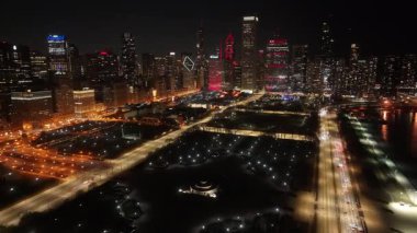 Chicago 'da Chicago' da Gece Skyline, Illinois Birleşik Devletleri. Şehir merkezinde aydınlandı. Gece Şehir Manzarası. Chicago Illinois Birleşik Devletleri 'nde. Chicago Şehri Bölgesi. Şehir Skyline Sahnesi.